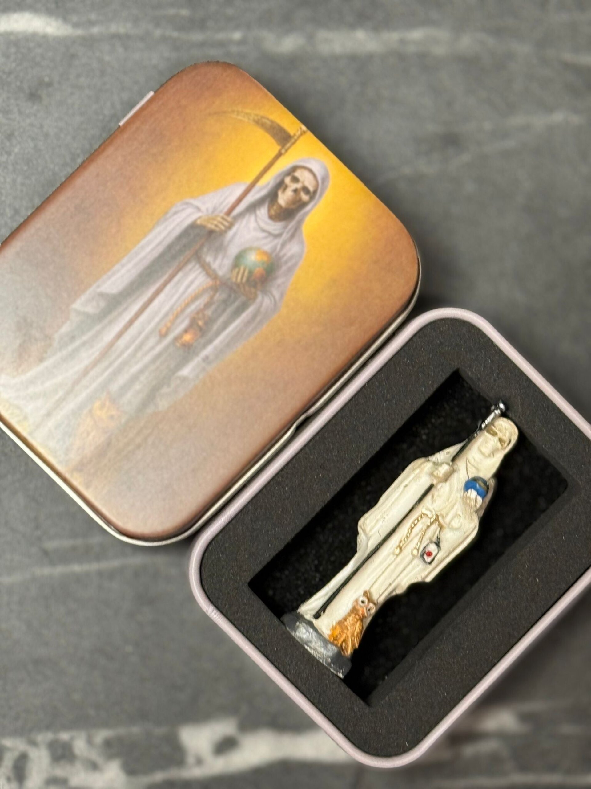 Santa Muerte Blanca 5cm en lata - 1