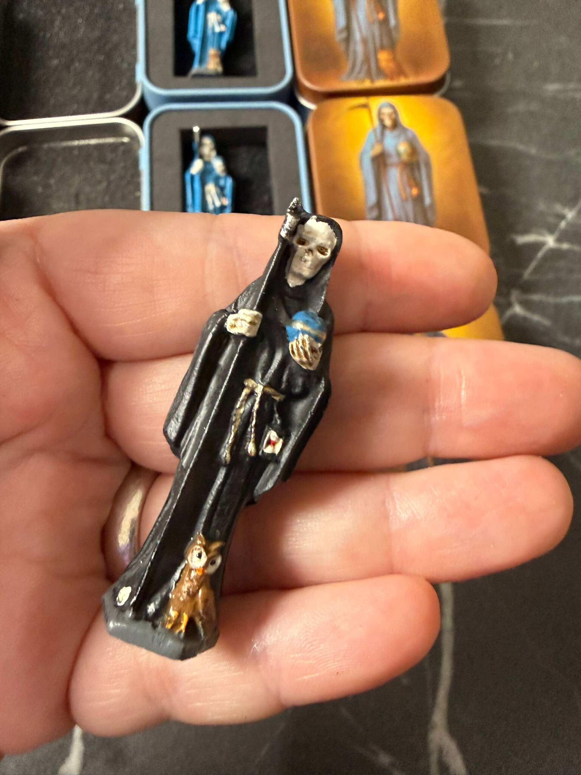 Imagen Santa Muerte Negra 5cm en lata - 2