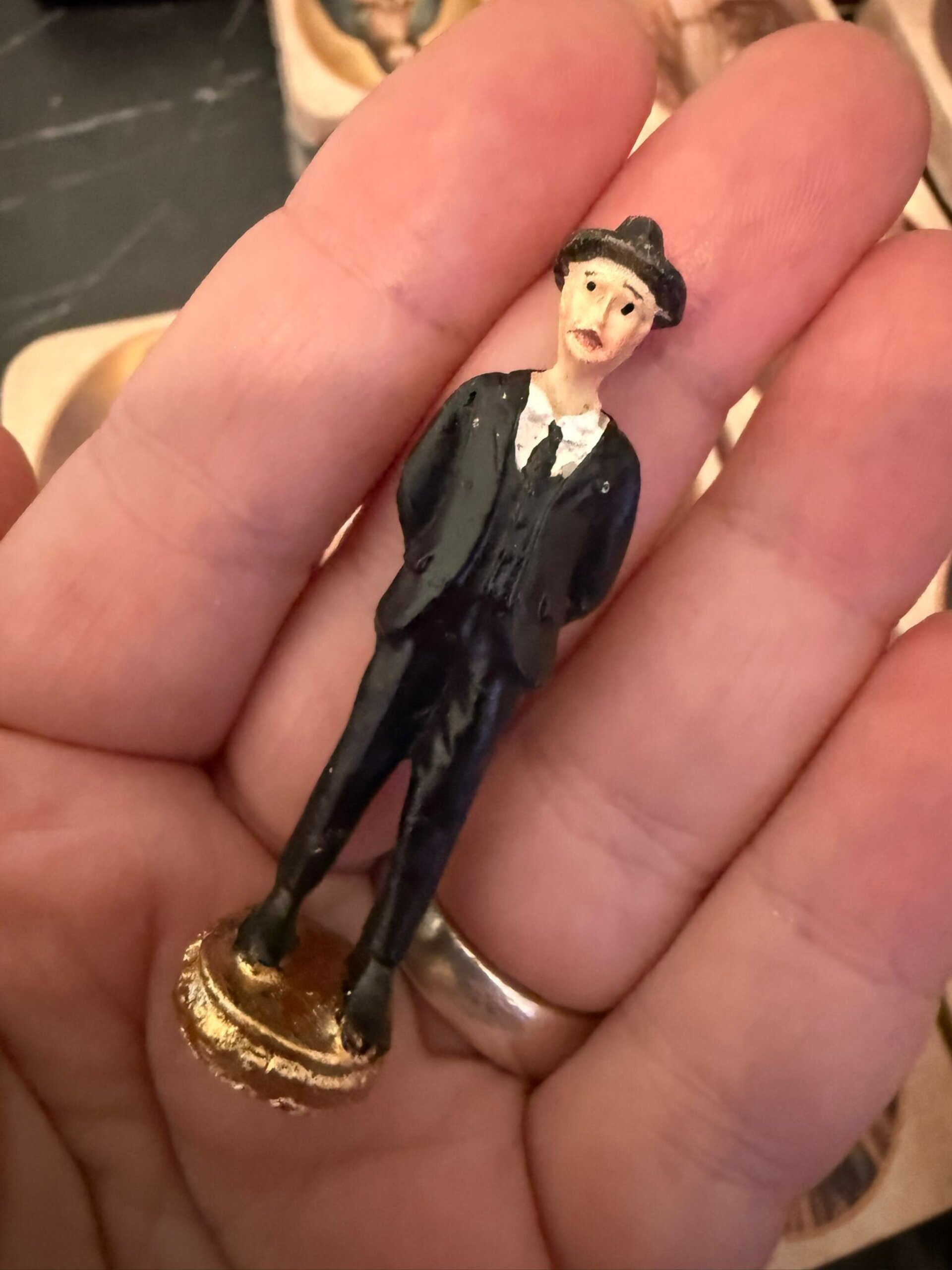 Imagen Doctor Gregorio Hernández 5cm negro en lata - 2