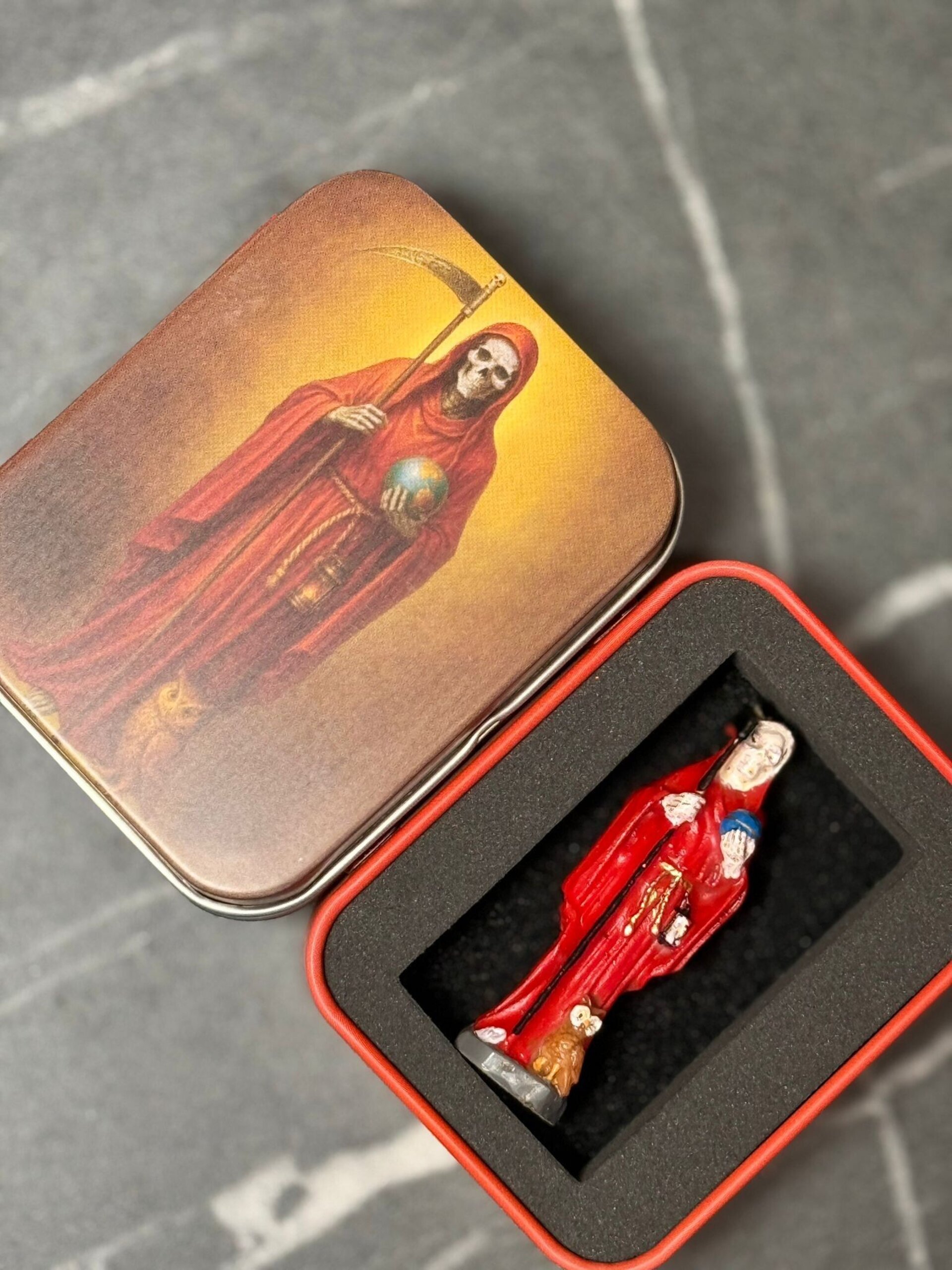 Santa Muerte Roja 5cm en lata - 1