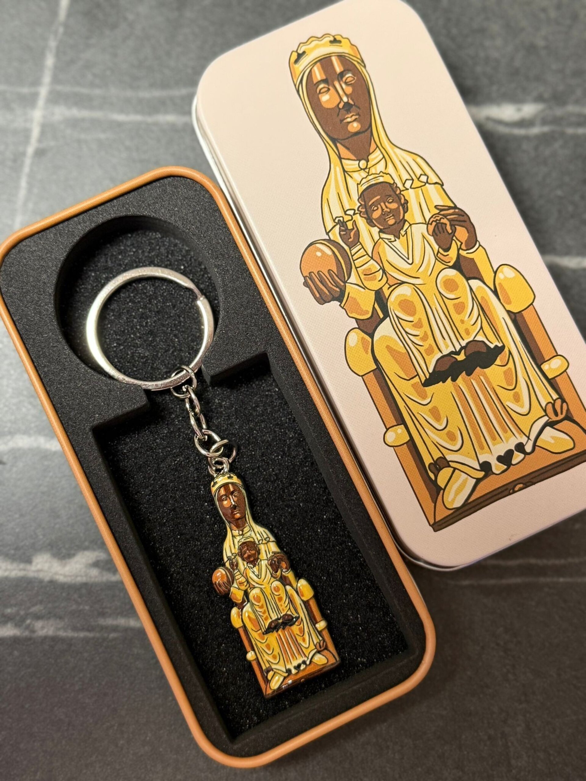 LLavero Virgen Montserrat en lata - 1